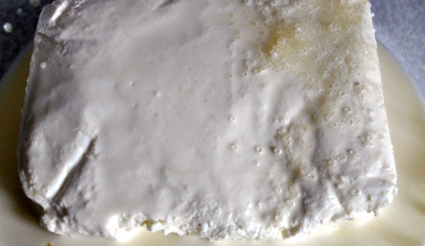 Творог с ванилином и сливками для клубнично-творожного крема
